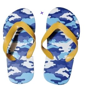 11/12 small new boys Avon blue camo flip flops
